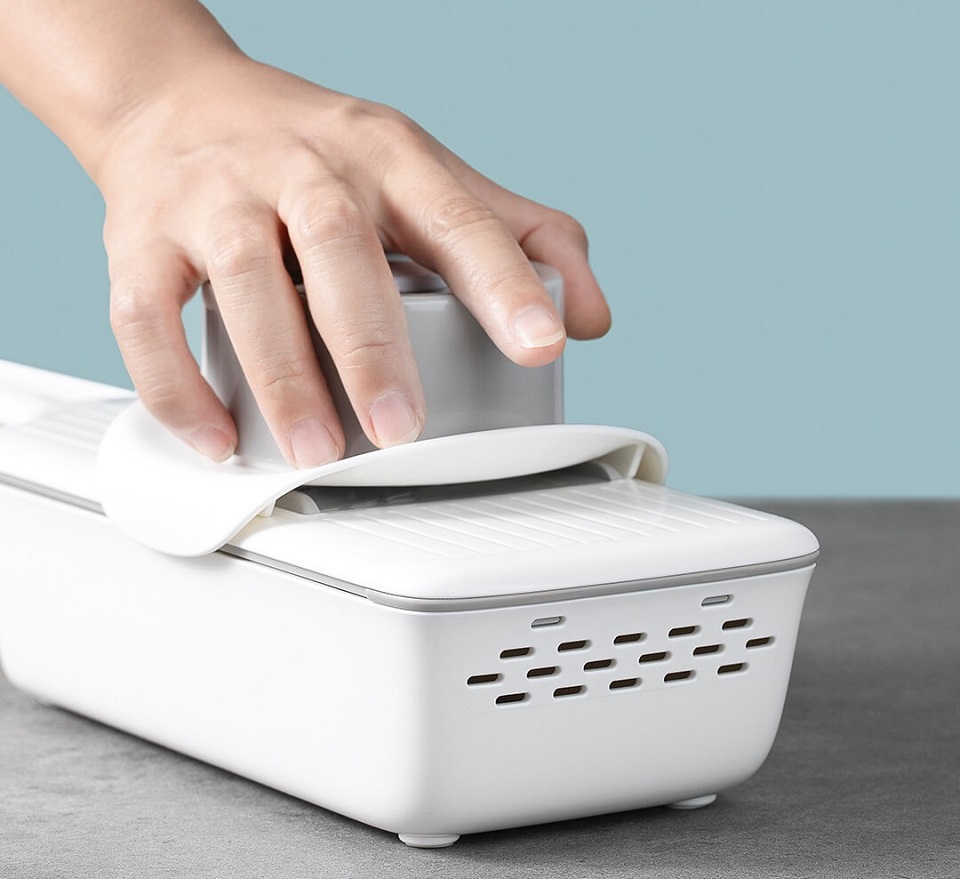 Багатофункціональна терка для овочів Xiaomi HuoHou White HU0137 в руці користувача