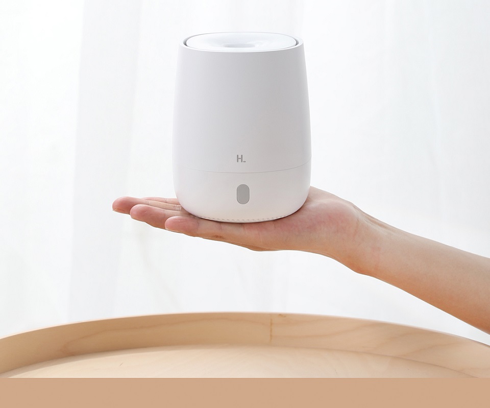 Ароматерапевтичний зволожувач Xiaomi HL Aromatherapy machine в руці користувача