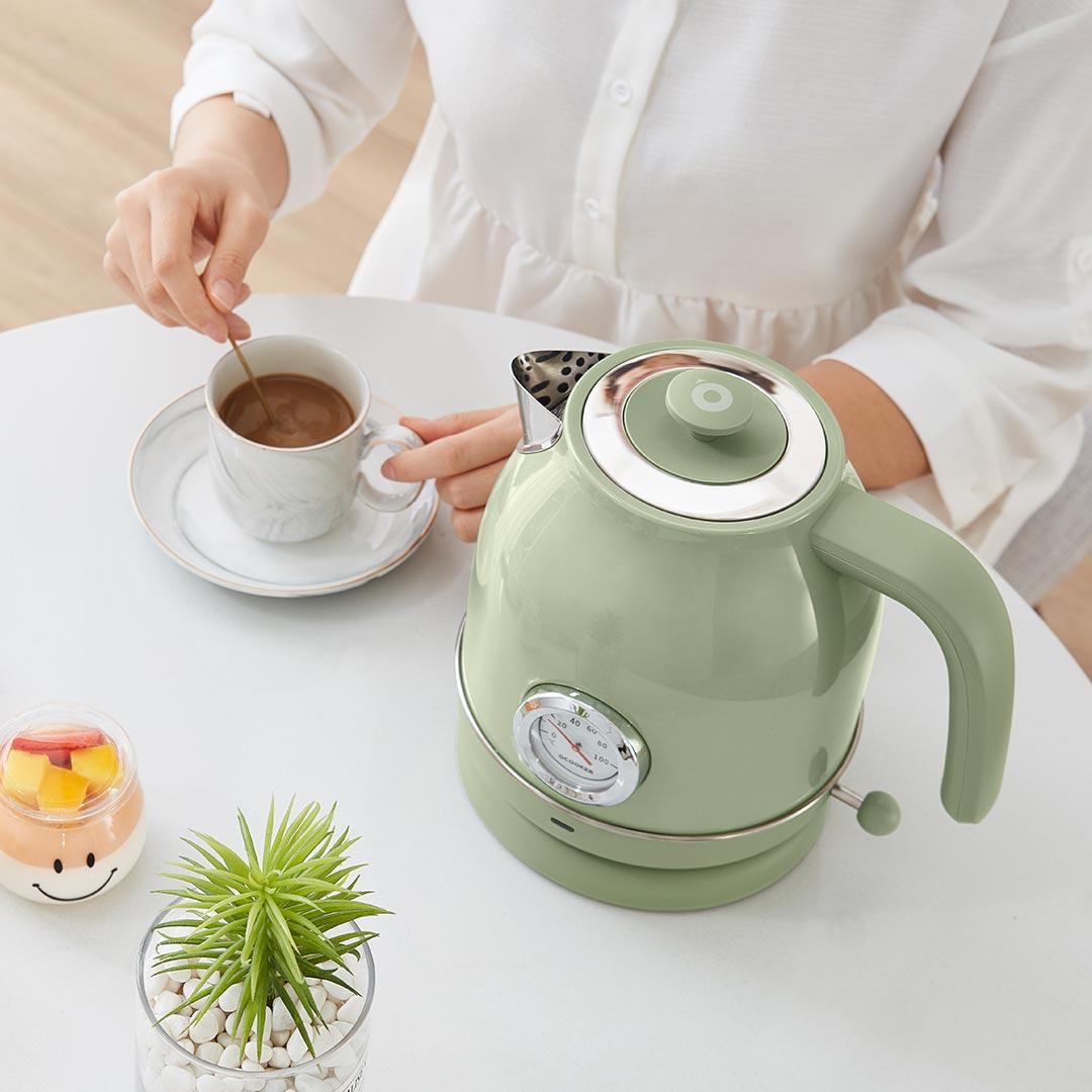Електрочайник Xiaomi O’COOKER Electric Kettle зеленого кольору на столі