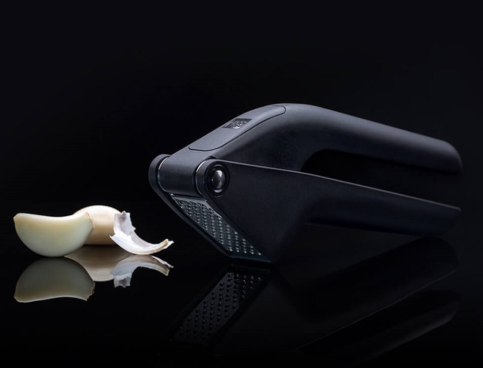 Прес для часнику Xiaomi Huo Hou Black HU0067 поруч з часником