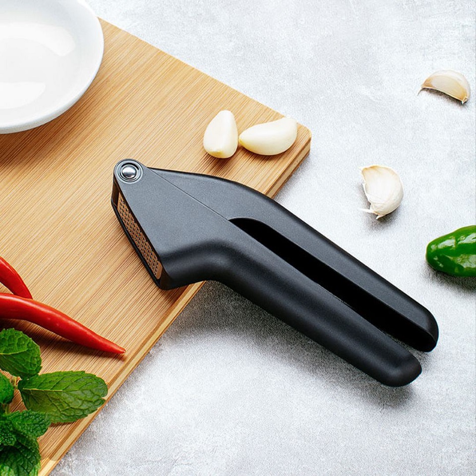 Прес для часнику Xiaomi Huo Hou Black HU0067 на столі