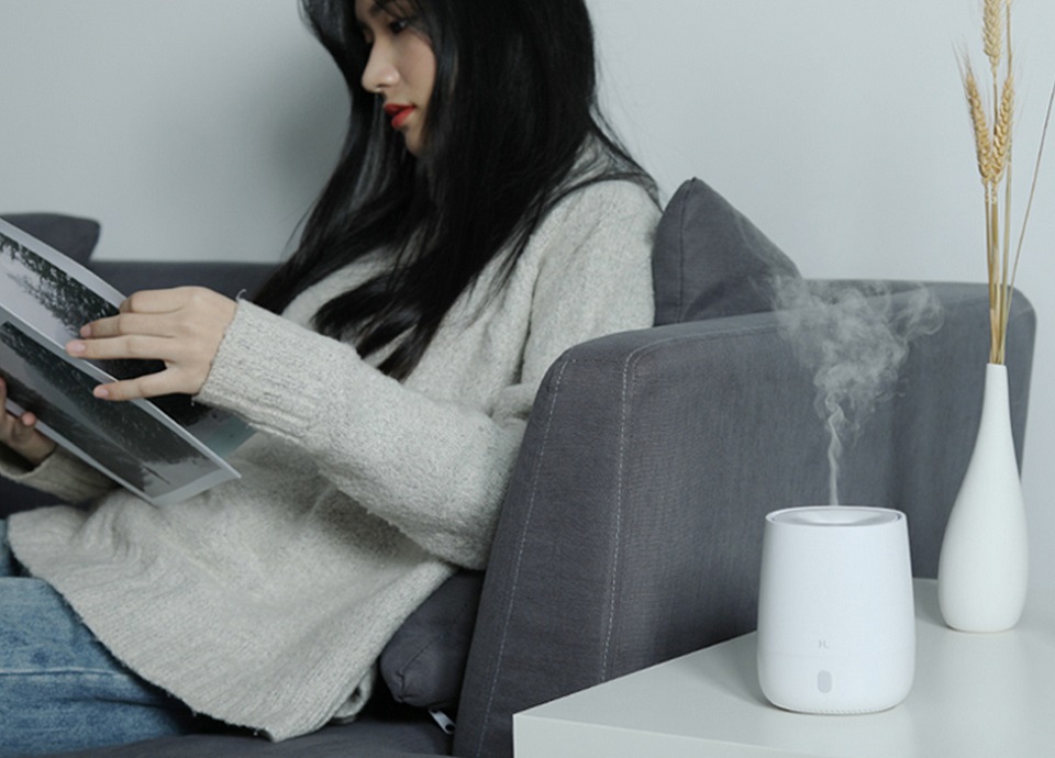 Ароматерапевтичний зволожувач Xiaomi HL Aromatherapy machine на столі